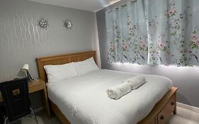 Beautiful Self-Catering 2 Bed Apartment With Free Parking 10 Minutes To City Centre